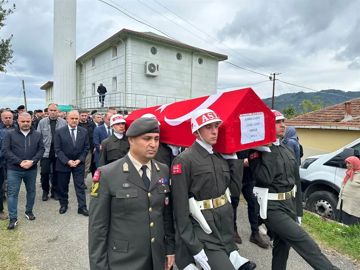 Vefat eden kahraman Kıbrıs gazi Cemil Aydın son yolculuğuna uğurlandı