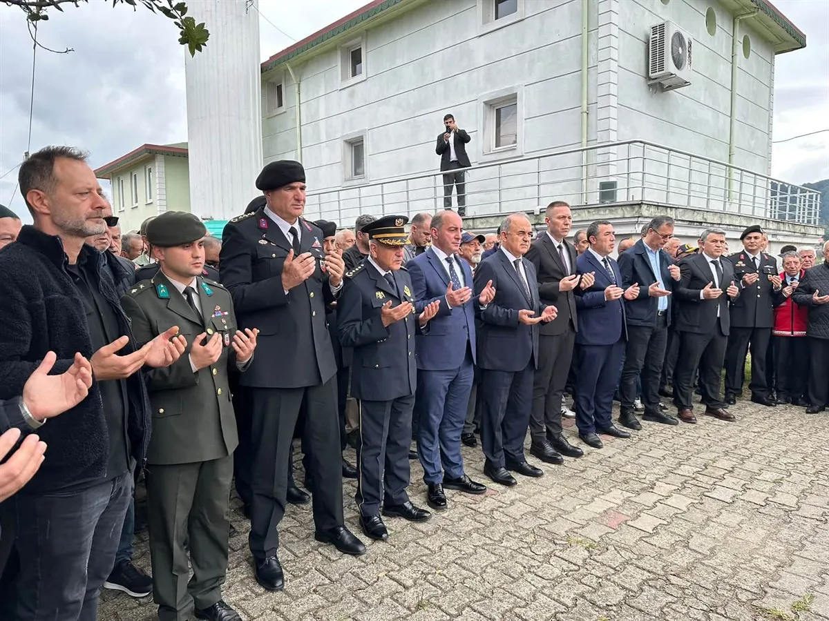 Vefat eden kahraman Kıbrıs gazi Cemil Aydın son yolculuğuna uğurlandı