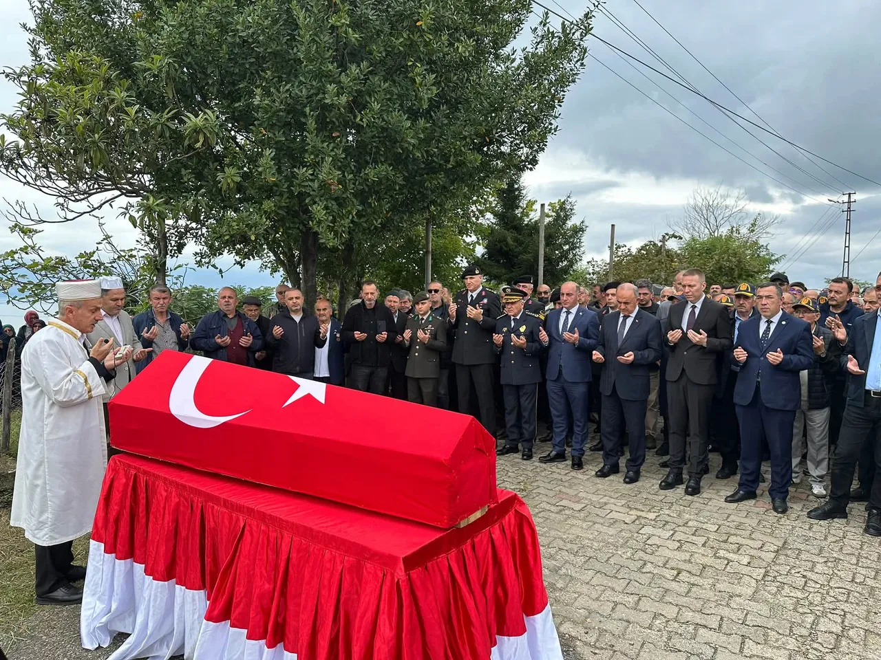 Vefat eden kahraman Kıbrıs gazi Cemil Aydın son yolculuğuna uğurlandı