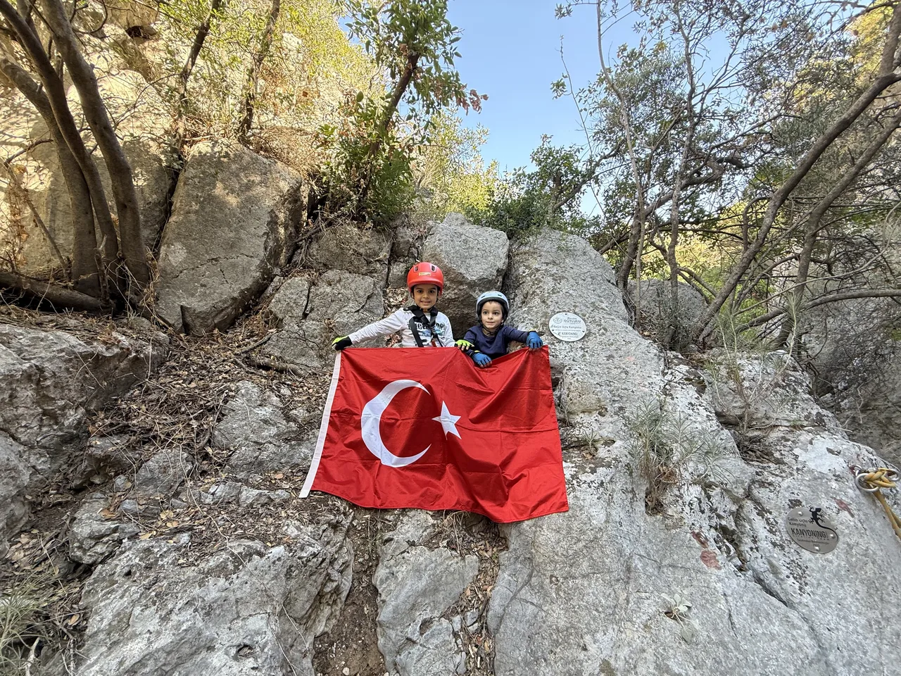 Manisa’nın en küçük kanyon sporcuları Spil’de parkuru geçti