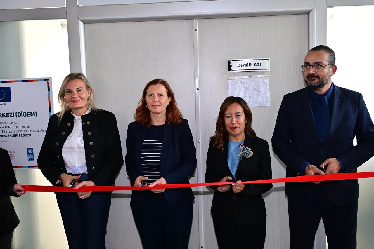 Manisa DİGEM gençlerin dijital geleceğine kapı açıyor