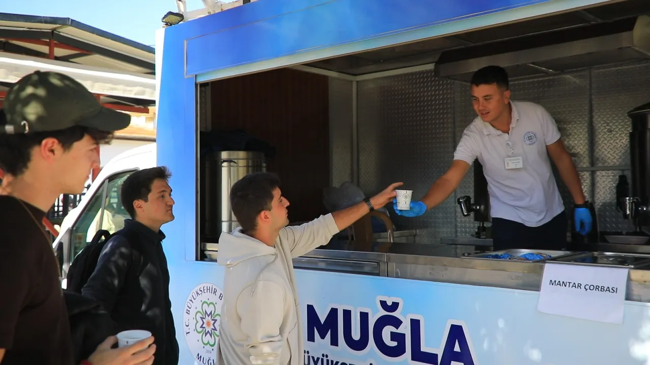 Büyükşehir’in üniversite yerleşkesi içerisinde çorba ikramı devam ediyor