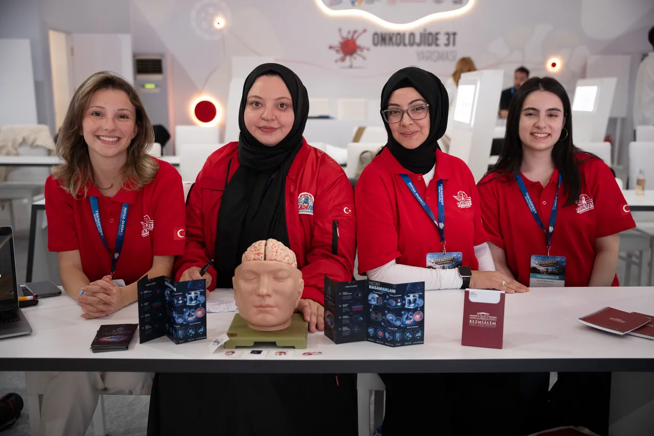 Bezmiâlem Eczacılık Fakültesi'ne TEKNOFEST’te yenilikçi proje ödülü