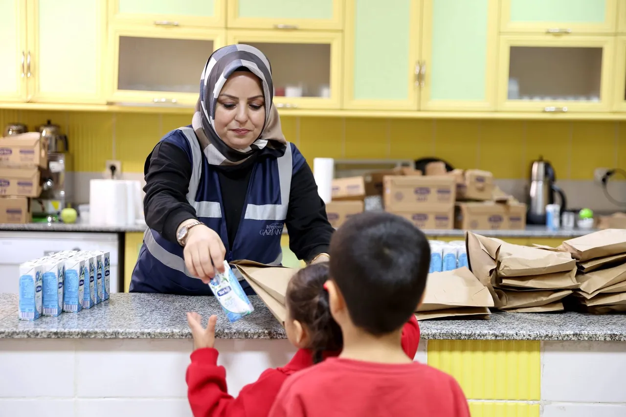 Gaziantep Büyükşehir’den anaokulu öğrencilerine simit ve süt desteği