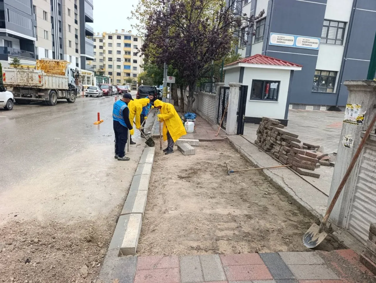 Asfalt ve parke çalışmalar sürüyor