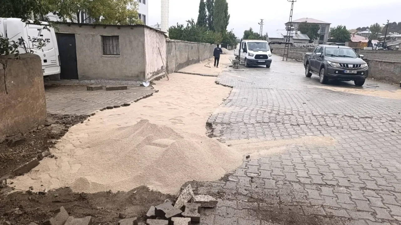 Asfalt ve parke çalışmalar sürüyor