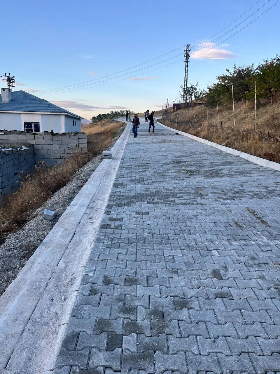 Asfalt ve parke çalışmalar sürüyor