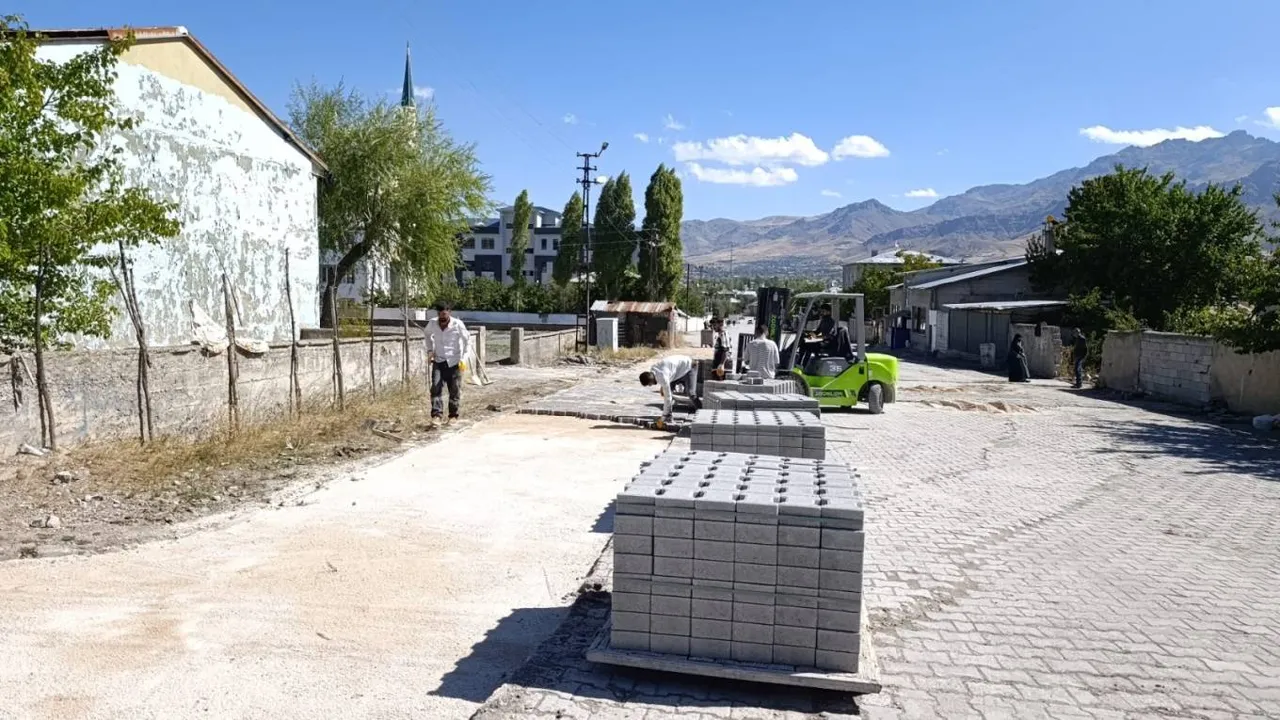 Asfalt ve parke çalışmalar sürüyor