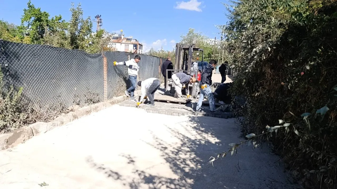 Asfalt ve parke çalışmalar sürüyor