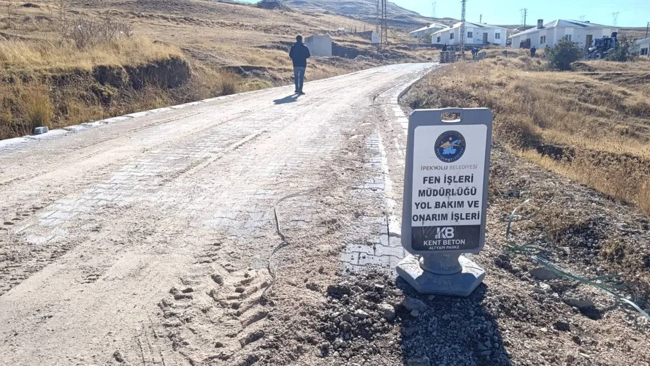 Asfalt ve parke çalışmalar sürüyor