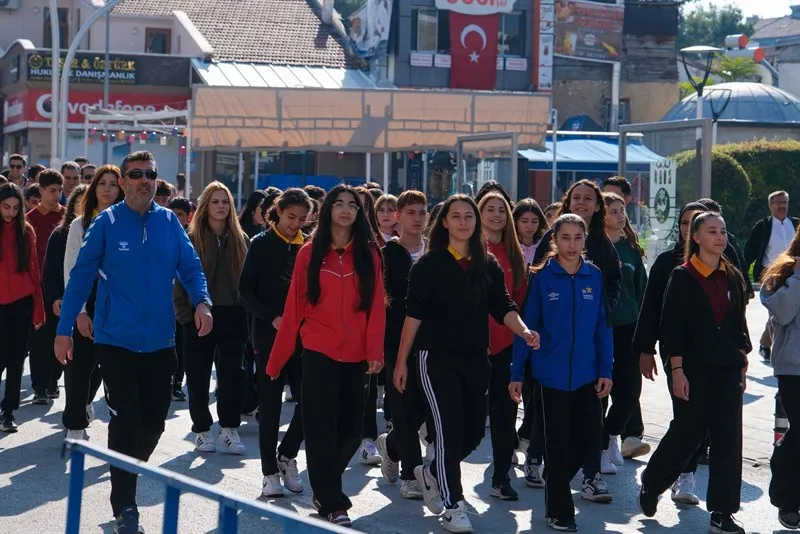 Vali Çiçek Amatör Spor Haftası kapsamında düzenlenen yürüyüş etkinliğine katıldı