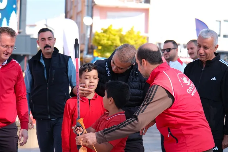 Vali Çiçek Amatör Spor Haftası kapsamında düzenlenen yürüyüş etkinliğine katıldı