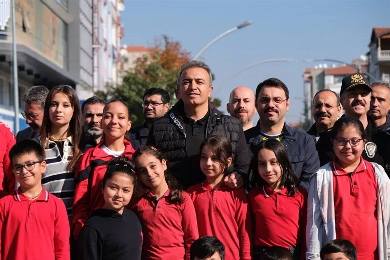 Vali Çiçek Amatör Spor Haftası kapsamında düzenlenen yürüyüş etkinliğine katıldı