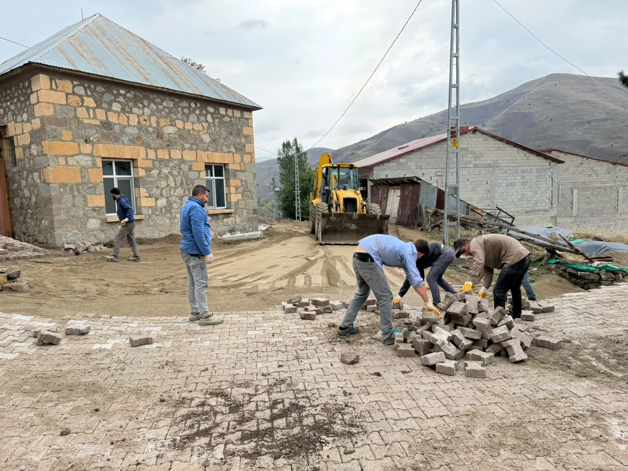Leylek Mahallesi'nde kilit parka kaplama çalışmaları