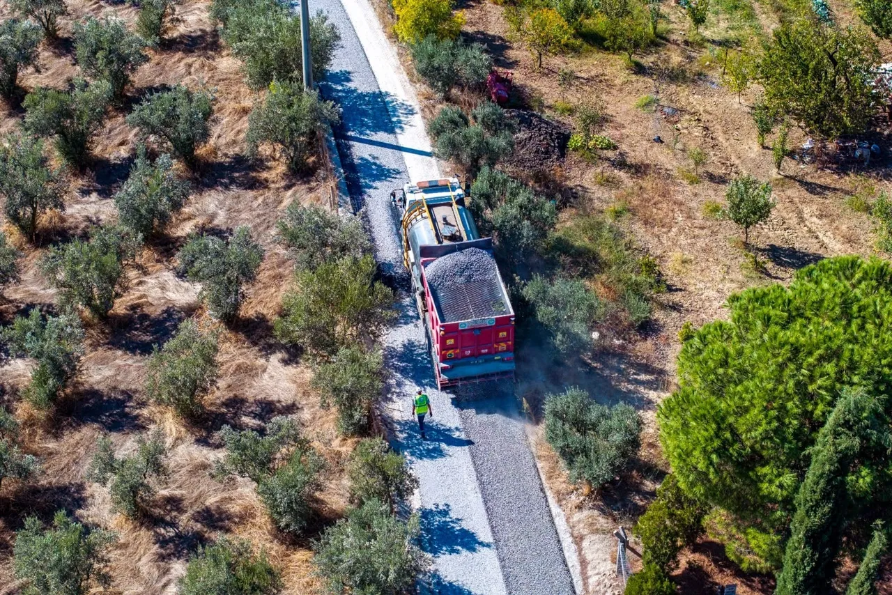 Manisa Büyükşehir Köprübaşı’nda iki mahallenin yollarını yeniledi