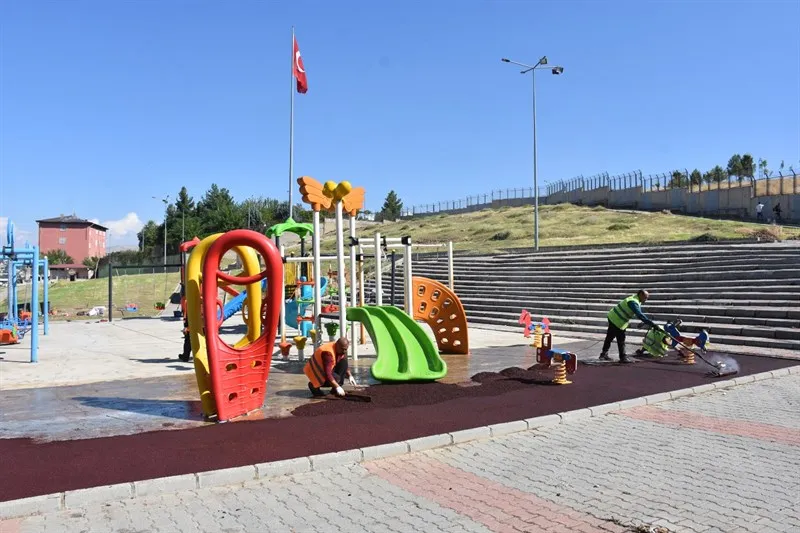 Siirt’te parklar ve yeşil alanlar daha güvenli ve kullanışlı hale getiriliyor
