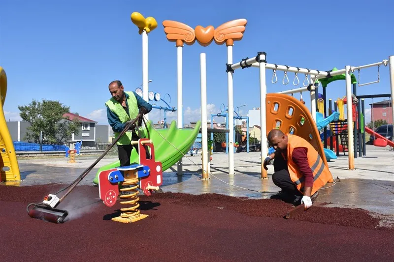 Siirt’te parklar ve yeşil alanlar daha güvenli ve kullanışlı hale getiriliyor