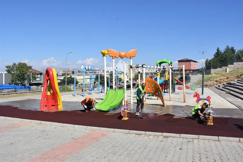 Siirt’te parklar ve yeşil alanlar daha güvenli ve kullanışlı hale getiriliyor