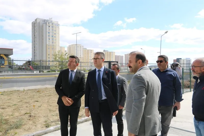 Kaymakam Burhan’dan Emlak konut sultan Alparslan ilkokuluna ziyaret