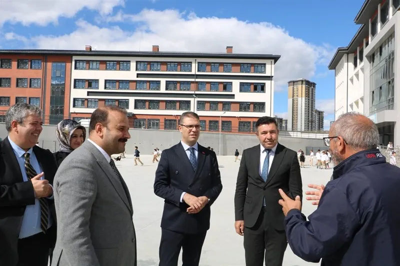 Kaymakam Burhan’dan Emlak konut sultan Alparslan ilkokuluna ziyaret