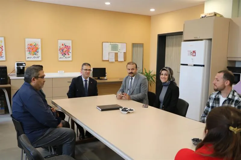 Kaymakam Burhan’dan Emlak konut sultan Alparslan ilkokuluna ziyaret