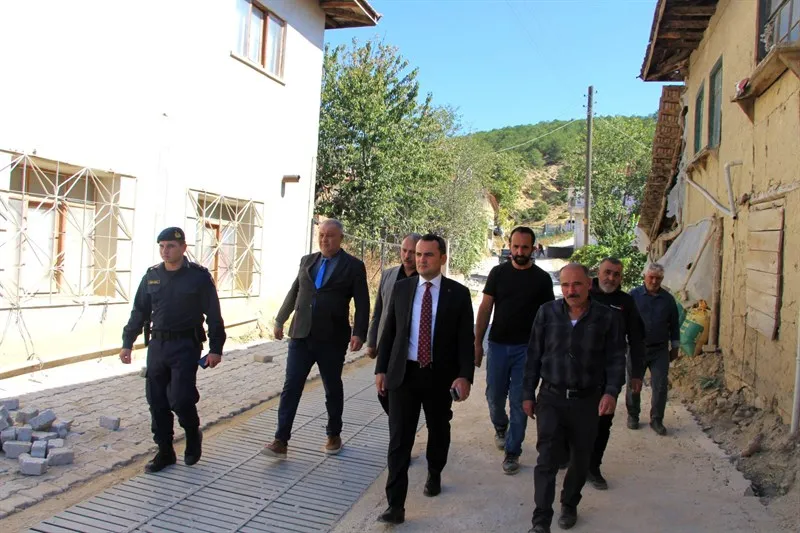 Banaz Kaymakamı, Hatıplar Köyü'nde dere ıslah çalışmalarının gerçekleştirildiği alanlar ile kilitli parke taşı çalışmalarını yerinde inceledi