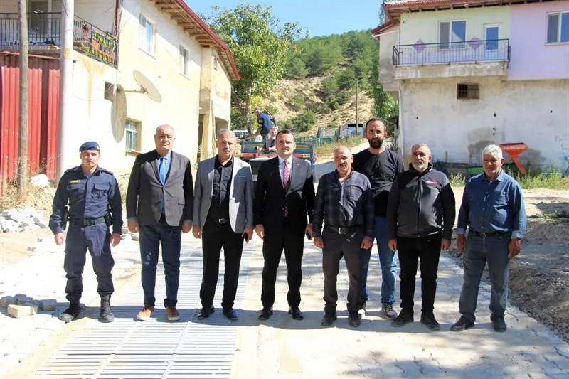 Banaz Kaymakamı, Hatıplar Köyü'nde dere ıslah çalışmalarının gerçekleştirildiği alanlar ile kilitli parke taşı çalışmalarını yerinde inceledi