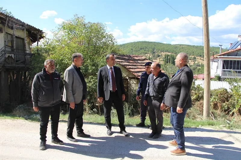 Banaz Kaymakamı, Hatıplar Köyü'nde dere ıslah çalışmalarının gerçekleştirildiği alanlar ile kilitli parke taşı çalışmalarını yerinde inceledi