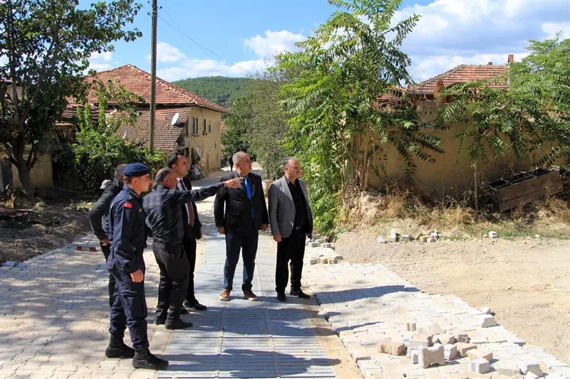 Banaz Kaymakamı, Hatıplar Köyü'nde dere ıslah çalışmalarının gerçekleştirildiği alanlar ile kilitli parke taşı çalışmalarını yerinde inceledi