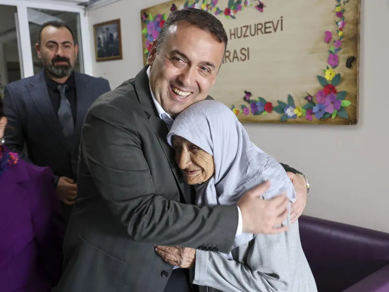 Bilecik Valisi Faik Sözer’den Dünya Yaşlılar Günü’nde ziyaret