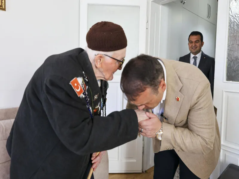 Bilecik Valisi Sözer’in şehit babası Osman Bayır’a hane ziyareti