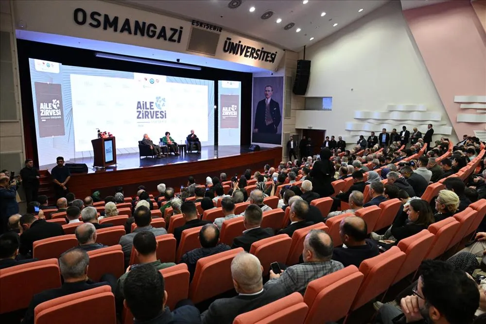 Eskişehir Teknik Üniversitesi Rektörü Özcan, 2026 Eskişehir Aile Zirvesi’ne katıldı