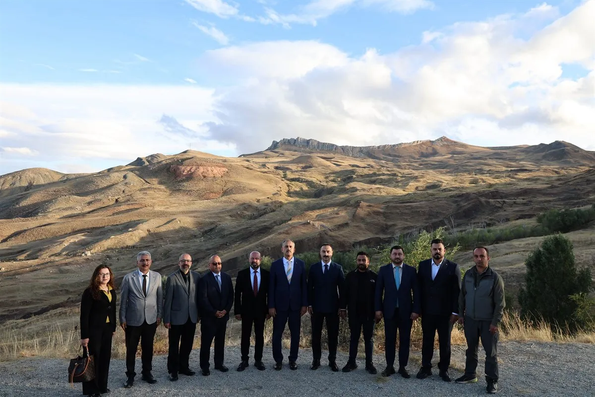 Ağrı Valisi Önder Bozkurt, Durupınar Formasyonu jeolojik araştırma projesi alanında incelemelerde bulundu