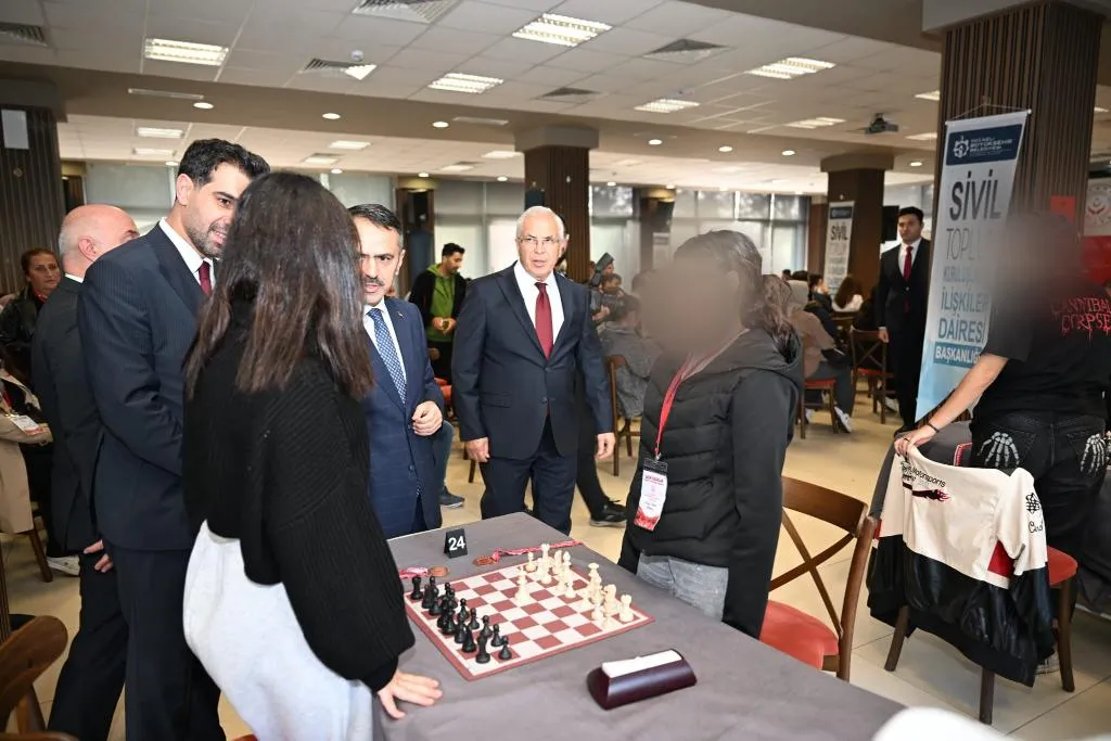 Kocaeli Valiliği: Vali Aktaş, bizim çocuklar 10. Türkiye Satranç Turnuvası kapanış müsabakalarını izledi