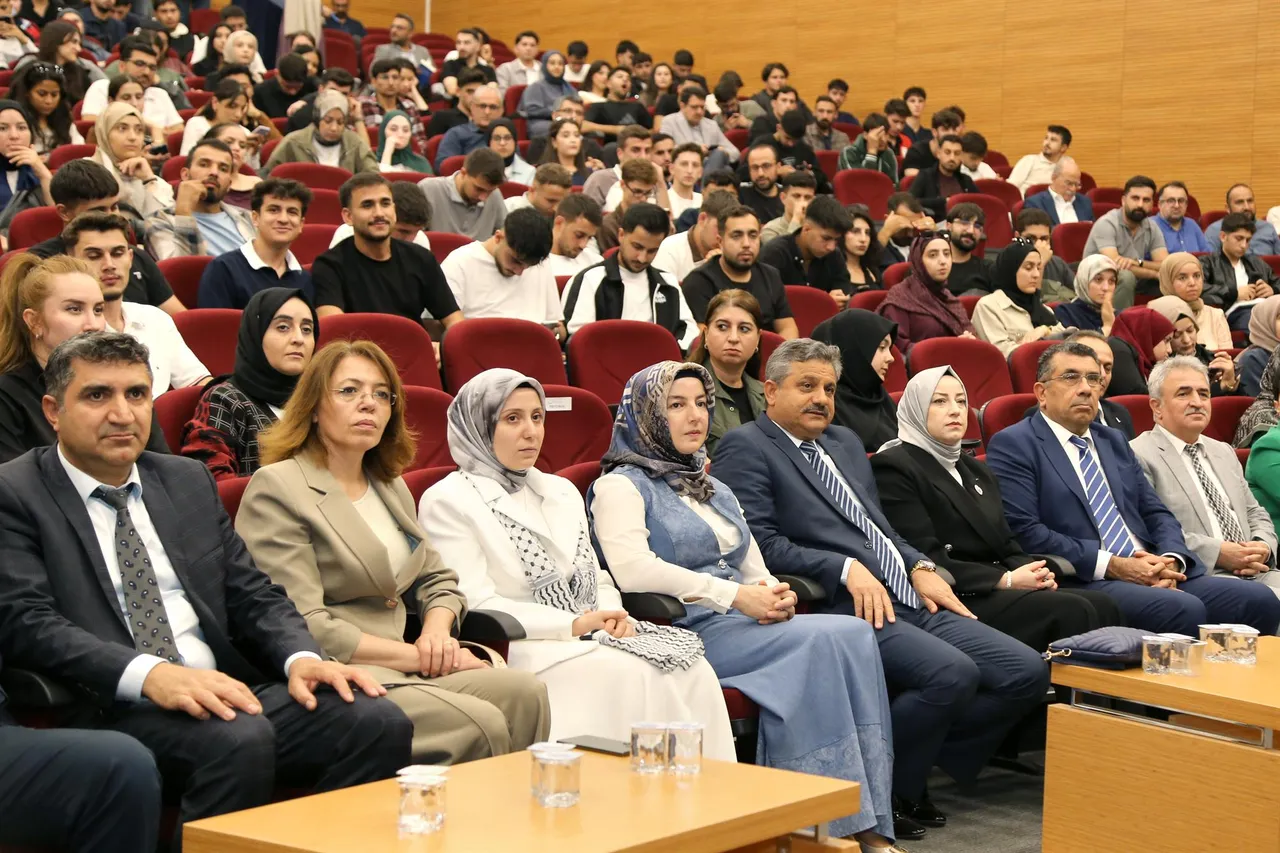 Siirt Üniversitesi Rektörü Şındak, “Yedi Bölge Tek Ses: Filistin Sözlüğü” programına katıldı