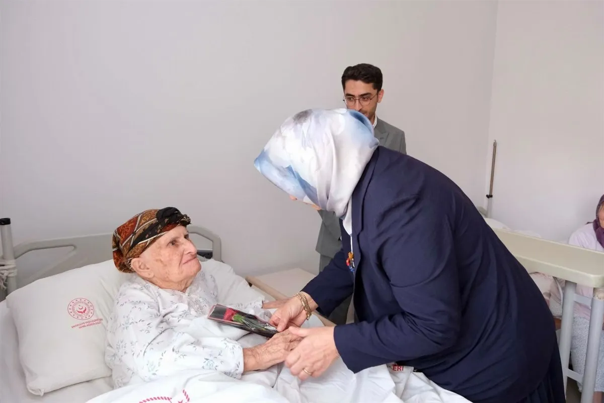 Selma Ünlüer Hanımefendiden Huzurevi sakinlerine ziyaret