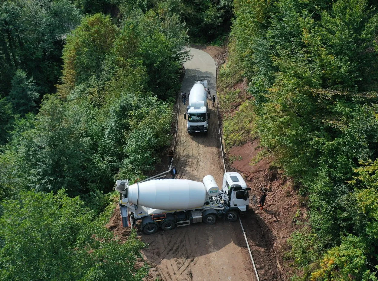 İkizce’de beton yol çalışması