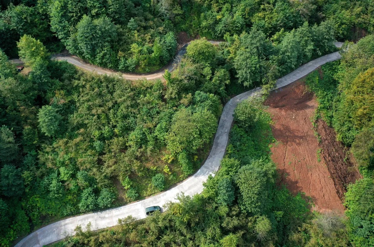 İkizce’de beton yol çalışması