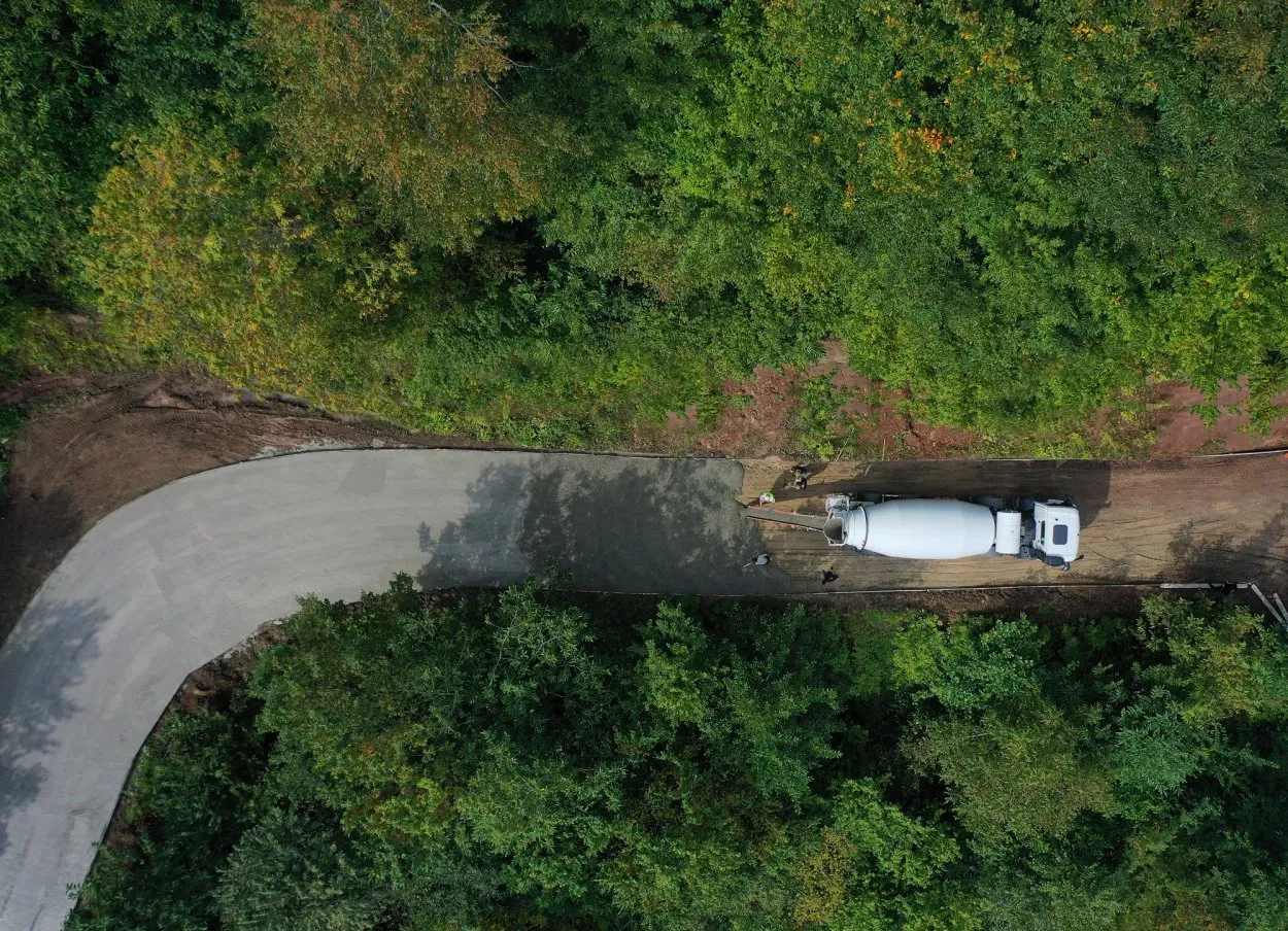 İkizce’de beton yol çalışması