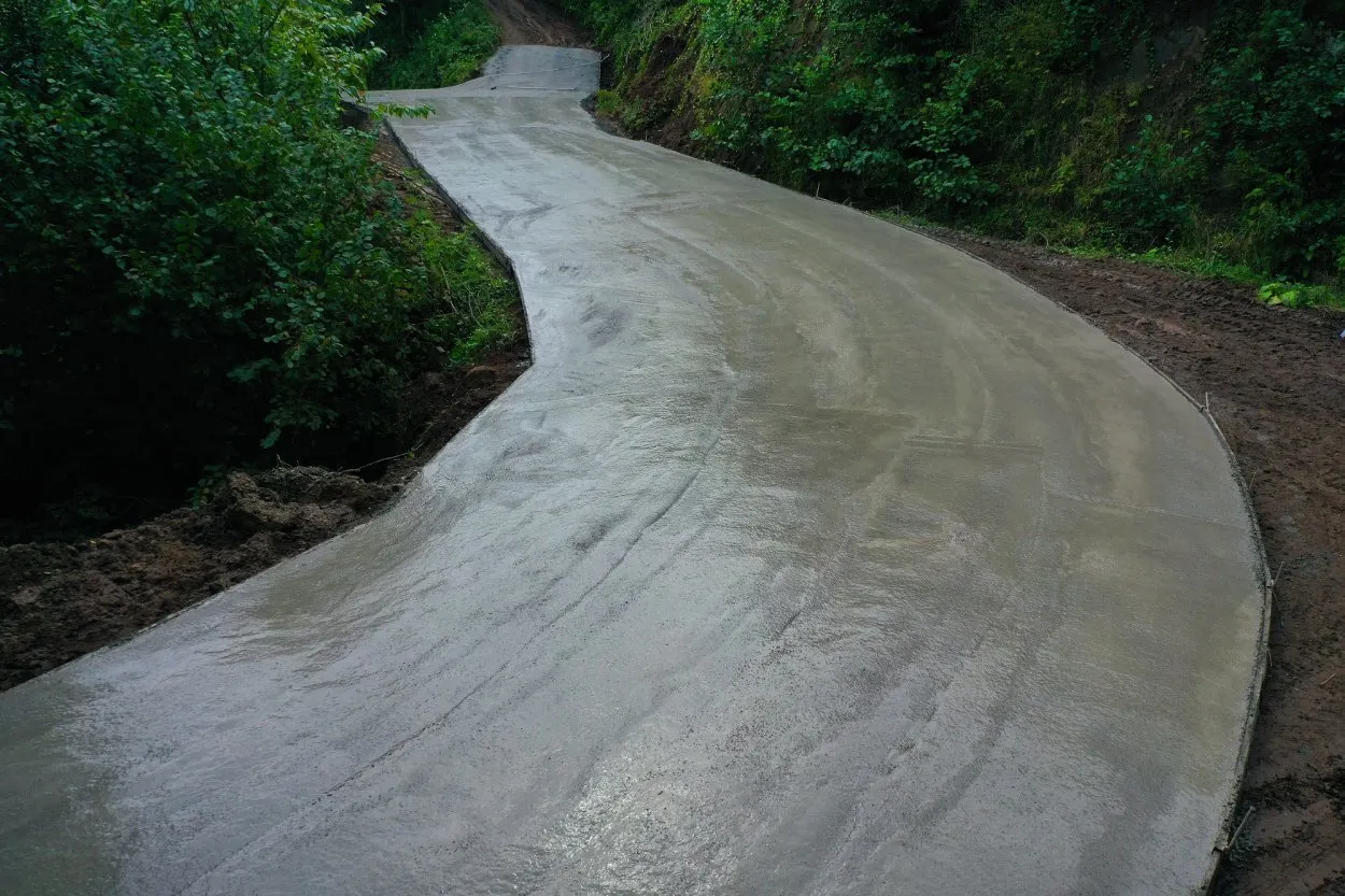 İkizce’de beton yol çalışması