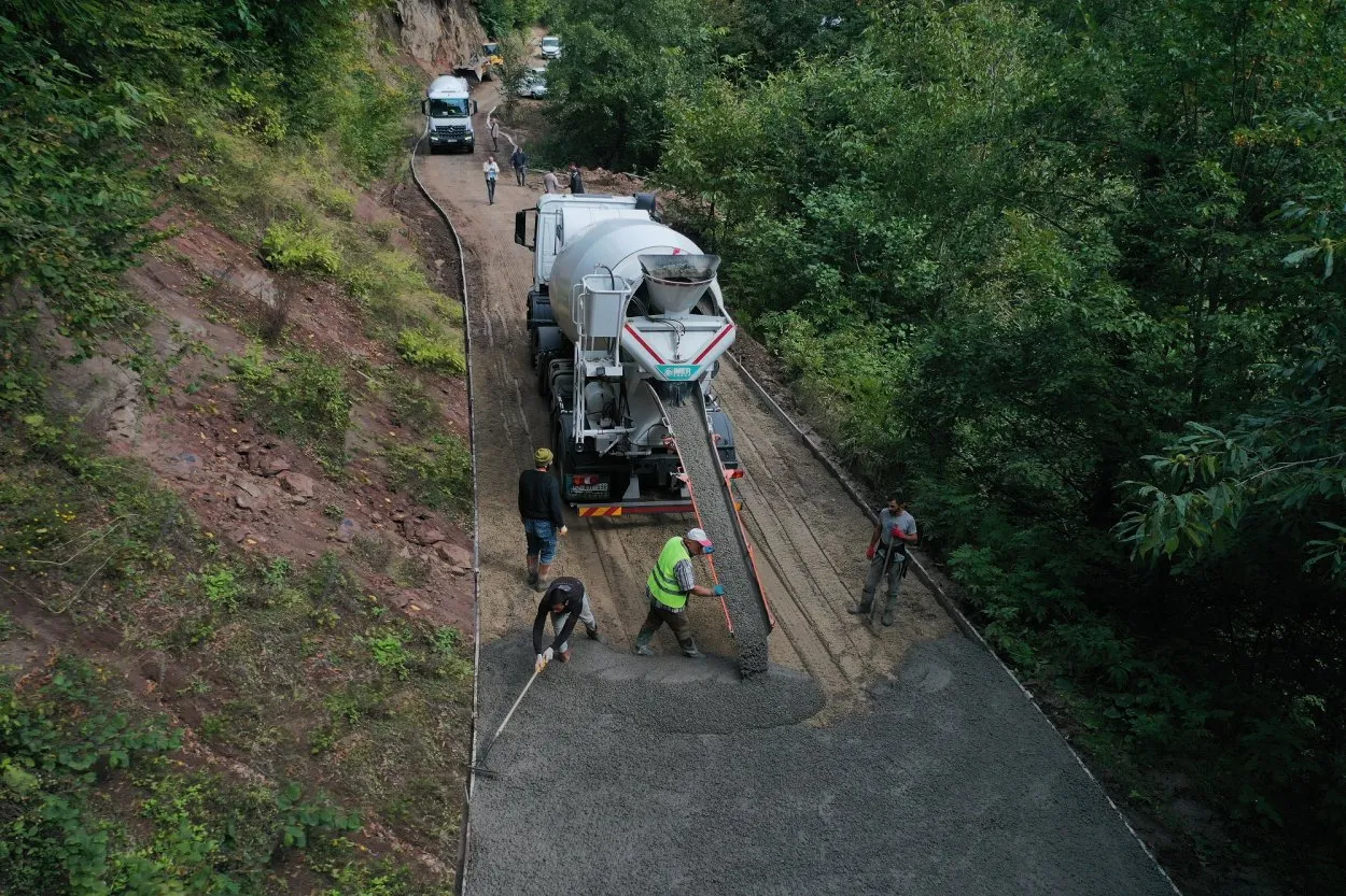 İkizce’de beton yol çalışması