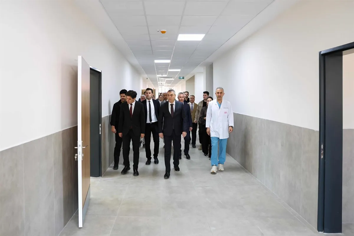 Mersin Valisi Toros, Akdeniz İlçesi Barış Mahallesi’nde 24 Derslikli Necip Öztürk Fen Lisesi inşaatında incelemelerde bulundu