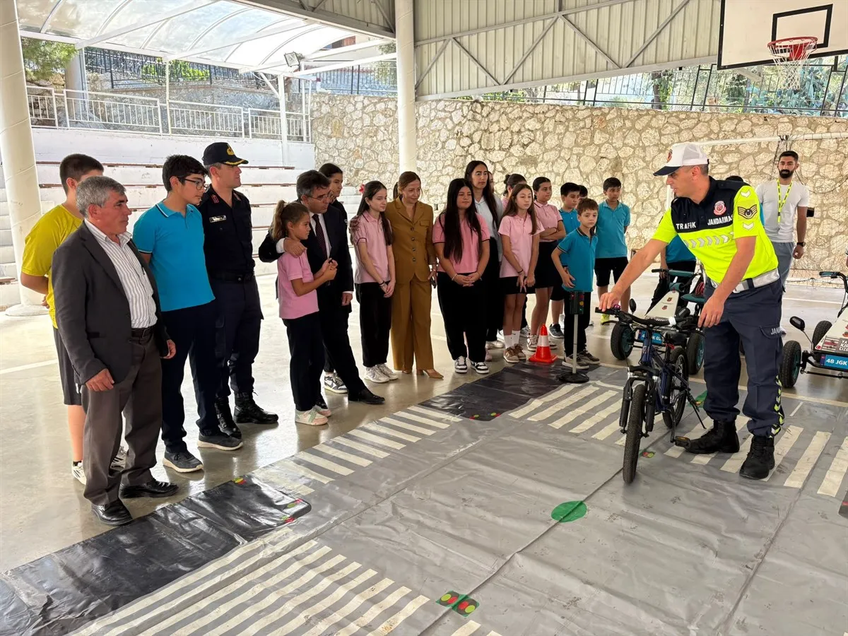 Bayır Muhittin Çoban ilk/Ortaokulunda, Marmaris Kaymakamı Kaya’nın katılımıyla trafik Dedektifleri eğitimi
