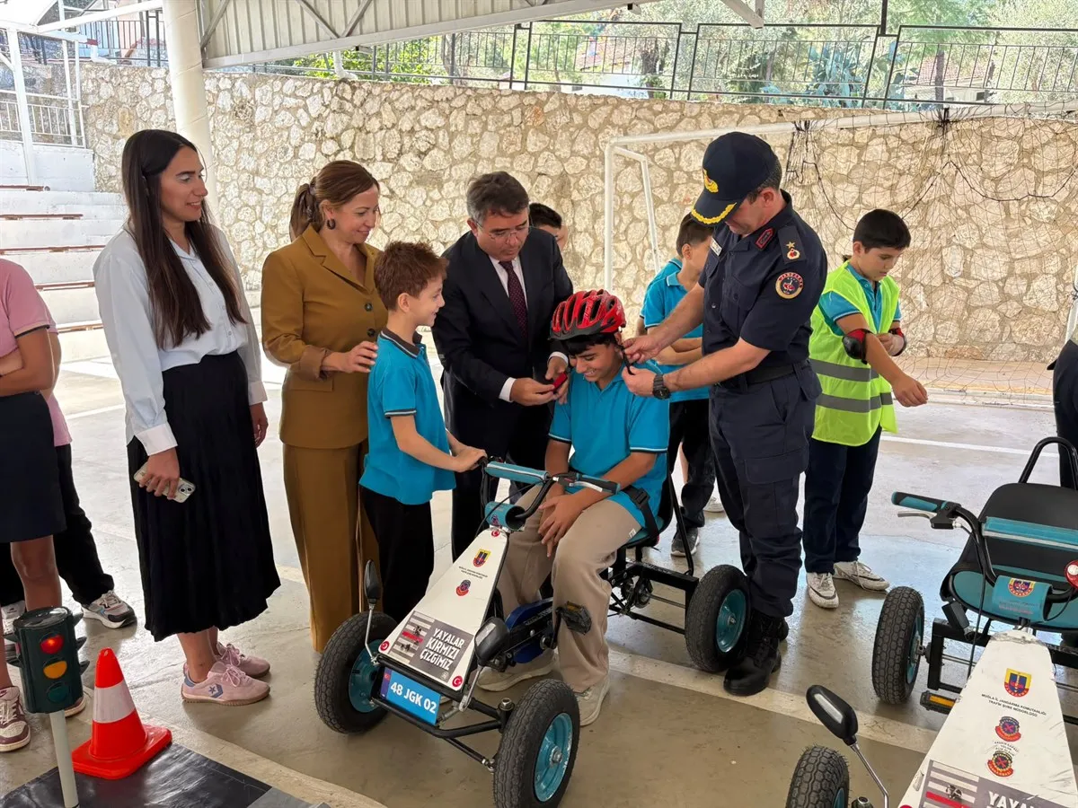 Bayır Muhittin Çoban ilk/Ortaokulunda, Marmaris Kaymakamı Kaya’nın katılımıyla trafik Dedektifleri eğitimi