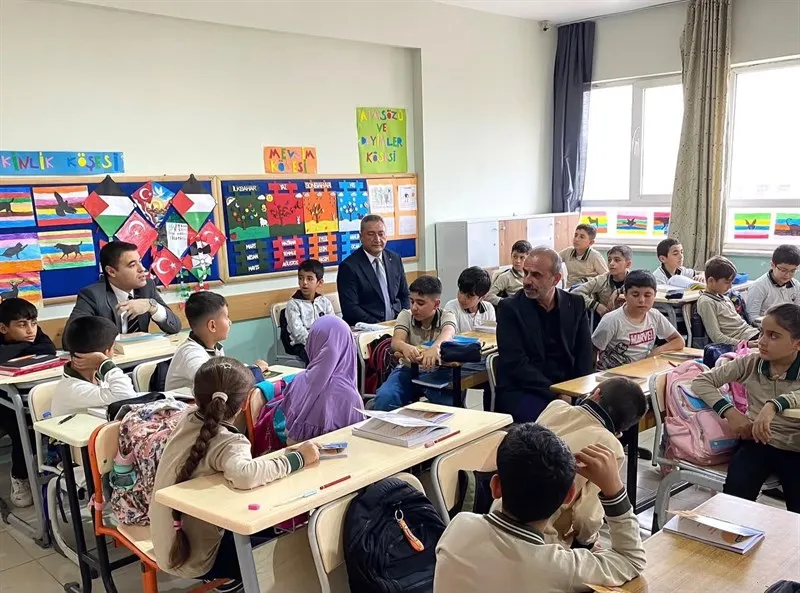 İlçe Kaymakamı Volkan Özer, Mimar Sinan İlkokulu 4.sınıf öğrencileriyle kitap okuma etkinliği gerçekleştirdi