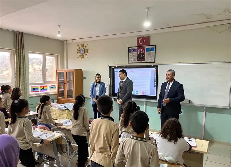 İlçe Kaymakamı Volkan Özer, Mimar Sinan İlkokulu 4.sınıf öğrencileriyle kitap okuma etkinliği gerçekleştirdi