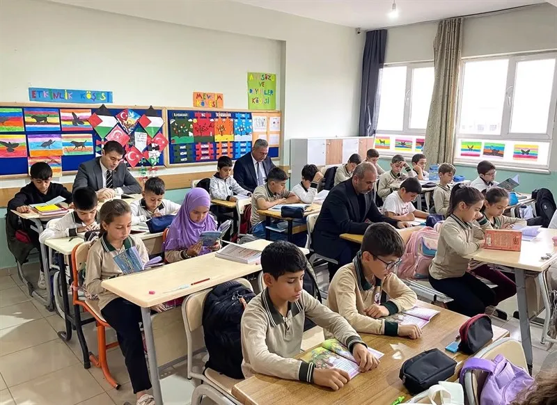 İlçe Kaymakamı Volkan Özer, Mimar Sinan İlkokulu 4.sınıf öğrencileriyle kitap okuma etkinliği gerçekleştirdi