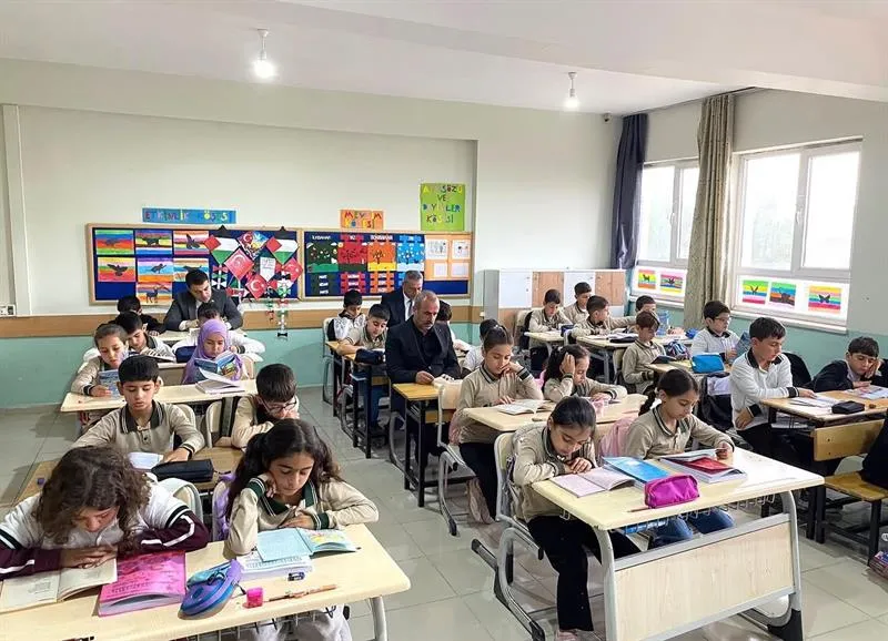 İlçe Kaymakamı Volkan Özer, Mimar Sinan İlkokulu 4.sınıf öğrencileriyle kitap okuma etkinliği gerçekleştirdi