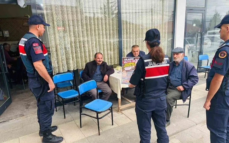 Jandarma Çocuklar Silahlara Ulaşmasın Diye Köy Köy Gezip Broşür Dağıttı