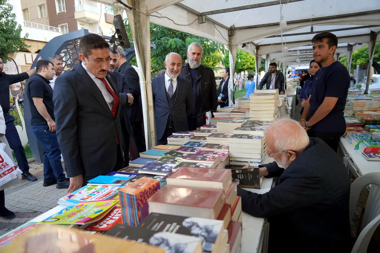 Kilis 7 Aralık Üniversitesi Rektörü Akman, Kilis Kitap Fuarı’nda kitapseverlerle buluştu